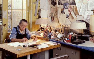 Louise Bourgeois in her home on West 20th Street, New York (2000). © The Easton Foundation / Licensed by VAGA at Artists RightsSociety (ARS), New York. Photo: © Jean-François Jaussaud.