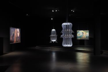 Exhibition view: Anicka Yi,  A Shimmer Through The Quantum Foam, Esther Schipper Gallery, Berlin (15 September–21 October 2023). Courtesy the artist, Gladstone Gallery and EstherSchipper, Berlin/Paris/Seoul. Photo: Andrea Rossetti.