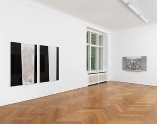 Exhibition view: R.H. Quaytman, An Evening, Chapter 32, Galerie Buchholz, Berlin (27 April–2 June 2018). Courtesy Galerie Buchholz.
