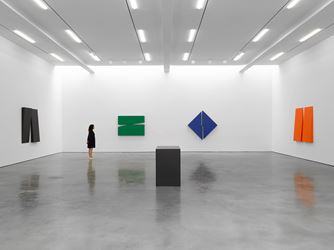 Exhibition view: Carmen Herrera, Estructuras, Lisson Gallery, New York (14 September–27 October 2018). © Carmen Herrera. Courtesy Lisson Gallery.