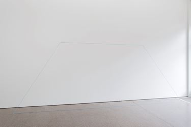 Exhibition view: Fred Sandback, Galerie Greta Meert, Brussels (17 November 2016–18 February 2017). Courtesy Galerie Greta Meert.