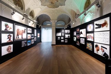Exhibition view: Oliviero Toscani, TOSCANI CHEZ MAZZOLENI, Mazzoleni, Turin (2 November 2022–14 January 2023). Courtesy Mazzoleni.