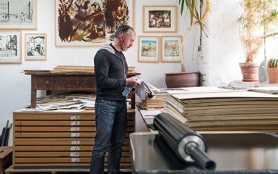 Neo Rauch in the Lithographisches Atelier Leipzig, 2019. Photo: Uwe Walter.