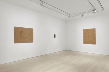 Exhibition view: Kim Tschang-Yeul, Almine Rech Gallery, New York (6 March–14 April 2018). Courtesy Almine Rech Gallery. Photo: Matt Kroening.