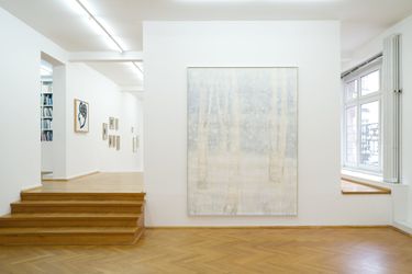 Exhibition view: Group Exhibition, Shifting Surfaces, Bernhard Knaus Fine Art, Frankfurt (15 February–27 April 2024). Courtesy Bernhard Knaus Fine Art.
