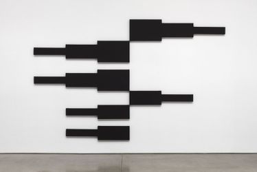 David Novros, Untitled (1966–1967). Acrylic lacquer on dacron, in six panels. 259.1 x 411.5 x 2.5 cm. Courtesy Galerie Max Hetzler.