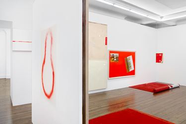 Exhibition view: David Ostrowski, The Thin Red Line, Sprüth Magers, London (28 November 2018–19 January 2019). Courtesy Sprüth Magers. Photo: Voytek Ketz, London & postproduction by Hans-Georg Gaul, Berlin.