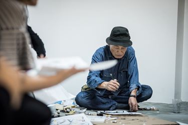 Sadaharu Horio at work in the live performance took place at Axel Vervoordt Gallery Hong Kong, provided an inside view of his creation process. Image courtesy Axel Vervoordt Gallery.