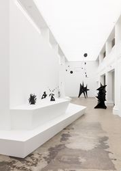 Exhibition view: Alexander Calder, Calder: Nonspace, Hauser & Wirth, Los Angeles (27 October 2018–6 January 2019). © 2018 Calder Foundation, New York / Artists Rights Society (ARS), New York. Photo Courtesy Calder Foundation New York / Art Resource, New York and Hauser & Wirth. Photo: Fredrik Nilsen. 