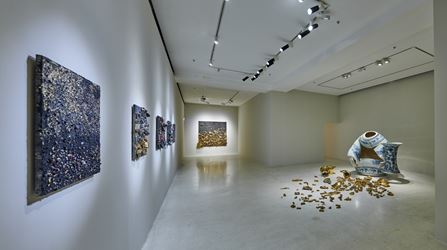 Exhibition view: Leonardo Drew, Pearl Lam Galleries, Pedder Building, Hong Kong (26 March–27 April, 2019). Courtesy Pearl Lam Galleries.