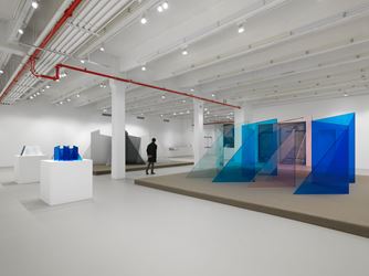 Exhibition view: Larry Bell, Still Standing, Hauser & Wirth, 22nd Street, New York (6–31 July 2020). © Larry Bell. Courtesy the artist and Hauser & Wirth. Photo: Dan Bradica.