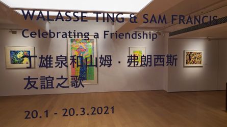 Exhibition view: Walasse Ting & Sam Francis, Celebrating a Friendship: Walasse Ting & Sam Francis, Alisan Fine Arts, Hong Kong (19 January–20 March 2020). Courtesy Alisan Fine Arts.