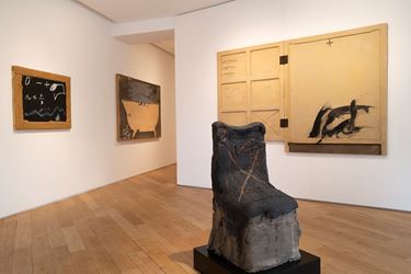 Exhibition view: Antoni Tàpies, L’objet, Galerie Lelong & Co., 38 Avenue Matignon, Paris (12 March–30 May 2020). Courtesy Galerie Lelong & Co. Paris.