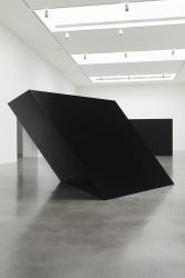 Exhibition view: Tony Smith, Wall, New Piece, One-Two-Three, Pace Gallery, West 25th Street, New York (14 July–18 August 2023). Courtesy Pace Gallery.