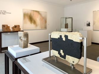 Exhibition view: Fernando Zóbel and Eduardo Chillida, Crisscrossing Paths, Courtesy Galeria Mayoral, Paris (12 September–9 December 2020). Courrtesy Galeria Mayoral.