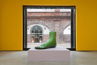 Nicolas Party, Foot (2019). Exhibition view: Nicolas Party, Polychrome, The Modern Institute, Osborne Street, Glasgow (25 May–24 August 2019). Courtesy the artist and The Modern Institute/Toby Webster Ltd, Glasgow.