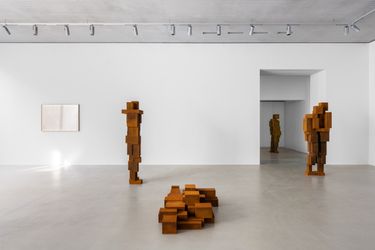Exhibition view: Antony Gormley, BODY FIELD, Xavier Hufkens St-Georges, Brussels (28 October–17 December 2022). Courtesy the artist and Xavier Hufkens. Photo: HV-Studio.