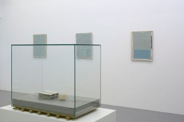 Exhibition view: Mark Manders, Zeno X Gallery, Antwerp (2 September–15 October 2022). Courtesy Zeno X Gallery. Photo: Peter Cox.