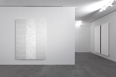 Exhibition view: Mary Corse, Pace Gallery, H Queen's, Hong Kong (26 March–11 May 2019). © Mary Corse. Courtesy Pace Gallery. Photo: Boogi Wang.