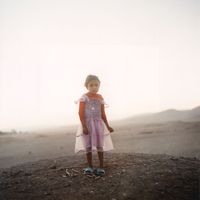 Une petite fille, Gurna, Égypte by Denis Dailleux contemporary artwork photography