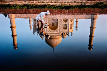 Steve McCurry, Reflection of the Taj Mahal, Agra, Uttar Pradesh, India (1999). Fujiflex Crystal Archive Supergloss digital C-print. 76.2 x 101.6 cm. Courtesy Sundaram Tagore Gallery. New York/Singapore.