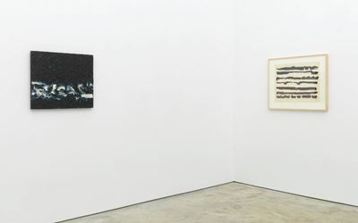 Exhibition view: Group Exhibition, The Horizontal, Cheim & Read, New York (6 July–31 August 2017). Courtesy Cheim & Read.