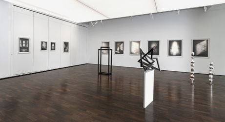 Exhibition view: Simon Schubert, Reflections, Galerie Thomas, Munich (9 September–15 October 2022). Courtesy Galerie Thomas.