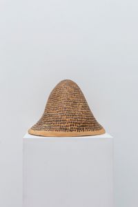 Montaña reflejos dorados by Maria Yelletisch contemporary artwork ceramics