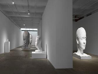Exhibition view: Jaume Plensa, NEST, Galerie Lelong & Co., New York (29 October–23 December 2021). © Jaume Plensa, Courtesy Galerie Lelong & Co.