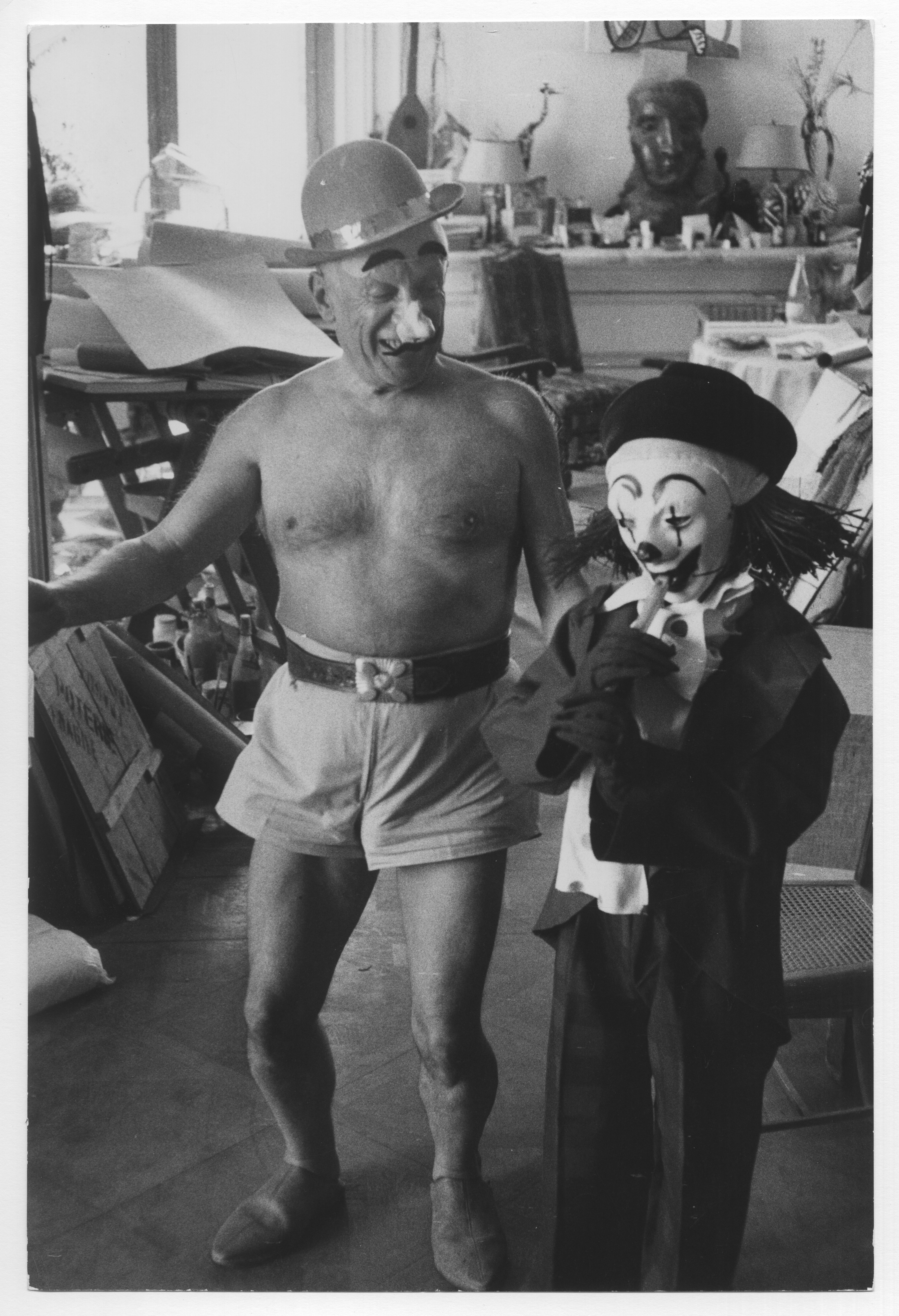 Pablo Picasso et son fils Claude déguisés en clown [Pablo Picasso and his  son Claude disguised as clown]