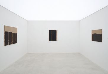 Exhibition view: Yun Hyong-keun, Untitled, Axel Vervoordt Gallery, Antwerp (24 October 2020–20 February 2021). Courtesy Axel Vervoordt Gallery.