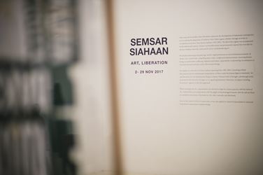 Exhibition view: Semsar Siahaan, Art, Liberation, Gajah Gallery, Singapore (2 November–29 November 2017). Courtesy Gajah Gallery, Singapore.
