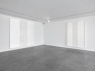 Exhibition view: Mary Corse, Lisson Gallery, Lisson Street, London (11 May–23 June 2018). Courtesy Lisson Gallery. 