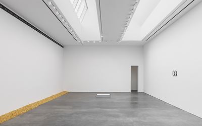 Exhibition view: Felix Gonzalez-Torres, Solo Exhibition, David Zwirner, 20th Street, New York (27 April–24 June 2017). Courtesy David Zwirner, New York.