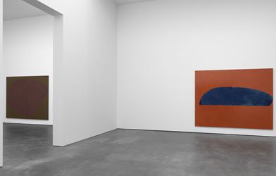 Exhibition view: Suzan Frecon, oil paintings, David Zwirner, 20th Street, New York (10 September–17 October 2020). Courtesy David Zwirner.