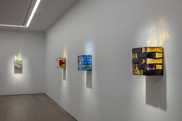 Exhibition view: Jean-Michel Othoniel, The Reconciliation of Opposites, Perrotin, New York (27 October–22 December 2023). © Jean-Michel Othoniel / ADAGP, Paris & ARS, New York 2023. Courtesy the artist and Perrotin. Photo: Guillaume Ziccarelli. 