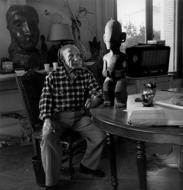 Picasso entre le portrait de Dora Maar et le statue des Iles Marquises (Cannes 1955) by Lucien Clergue contemporary artwork