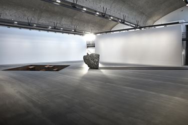 Exhibition view: Michael Heizer, Gagosian, Le Bourget (16 October 2018–6 July 2019). Artwork © Michael Heizer. Courtesy Gagosian. Photo: Thomas Lannes.