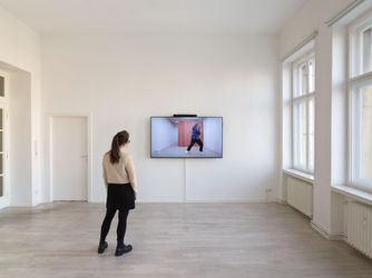 Installation Dave McKenzie: AEIOU, Galerie Barbara Wien, Berlin, 2023