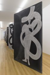 Exhibition view: Silke Otto-Knapp, Versammlung, Galerie Buchholz, New York (28 October 2022–7 January 2023). Courtesy Galerie Buchholz. 