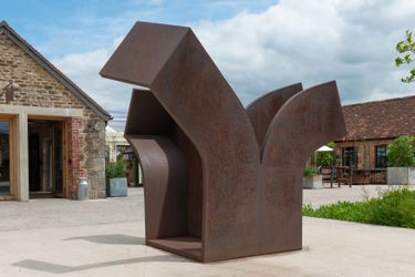 Eduardo Chillida, Consejo al Espacio IX (Advice to Space IX) (2000). Exhibition view: Eduardo Chillida, Hauser & Wirth, Somerset (26 June 2021–3 January 2022). © Zabalaga Leku. San Sebastián, VEGAP (2021). Courtesy the Estate of Eduardo Chillida and Hauser & Wirth. Photo: Ken Adlard.