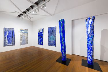 Exhibition view, Dhambit Munuŋgurr: Healing / Dilthan Yolŋunha, Roslyn Oxley9 Gallery, Sydney (12 August–10 September 2022). Courtesy Roslyn Oxley9 Gallery. Photo: David Suyasa