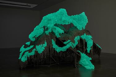 Installation view: Lynda Benglis, Hills and Clouds, Pace Gallery, New York (16 January–22 February 2020). © Lynda Benglis. Courtesy Pace Gallery.
