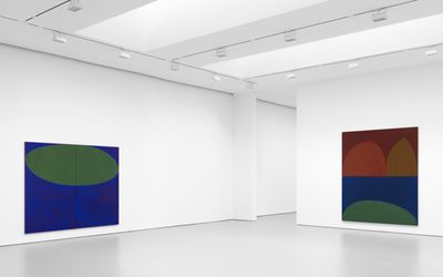 Exhibition view: Suzan Frecon, recent oil paintings, David Zwirner, 19th Street, New York (14 September–14 October 2017). Courtesy David Zwirner, New York.