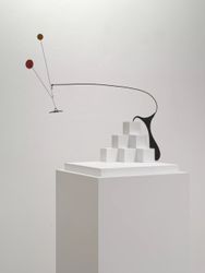 Exhibition view: Alexander Calder and Richard Tuttle, Tentative, Pace Gallery, Los Angeles (21 January–25 February 2023). Courtesy Pace Gallery.