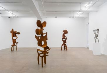 Exhibition view: Tony Cragg, Incidents, Marian Goodman Gallery, New York (28 October–28 December 2022). Courtesy Marian Goodman Gallery.