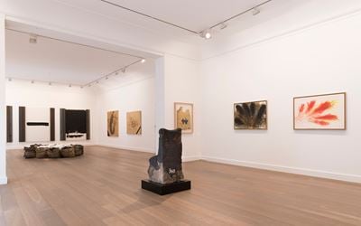 Jannis Kounellis, Arnulf Rainer, Antoni Tàpies, Trio, 2016, Exhibition view. Courtesy Galerie Lelong, Paris. 
