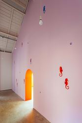 Nicolas Party, Seahorse (2019). Exhibition view: Nicolas Party, Polychrome, The Modern Institute, Osborne Street, Glasgow (25 May–24 August 2019). Courtesy the artist and The Modern Institute/Toby Webster Ltd, Glasgow.