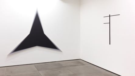 Exhibition view: Philippe Decrauzat, Circulation, Galeria Nara Roesler, Rio de Janeiro (16 April–1 June 2019). Courtesy Galeria Nara Roesler.