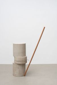 Coluna com estandarte by Marcius Galan contemporary artwork sculpture